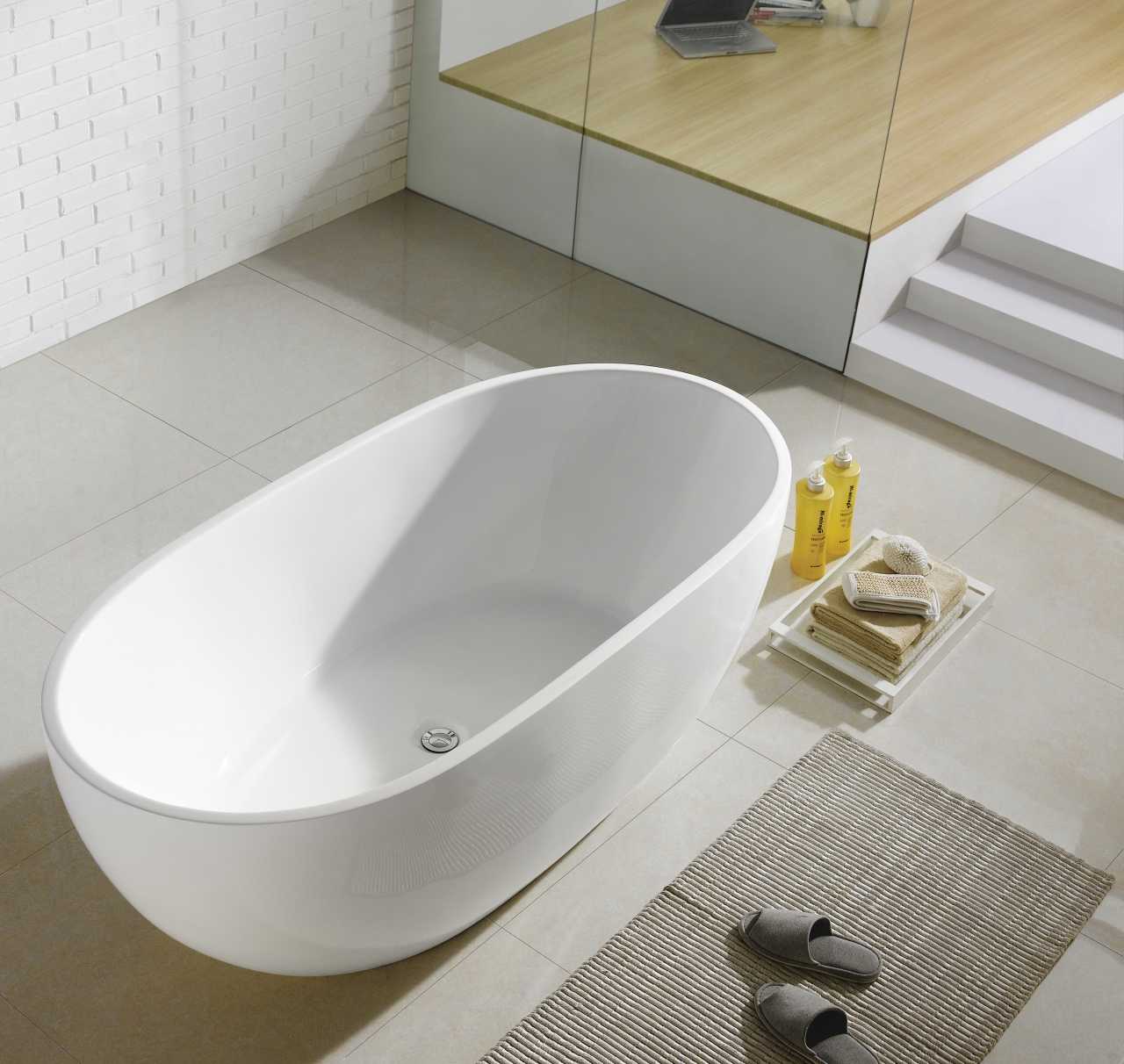Kube VERNICE 67″ Free Standing Bathtub